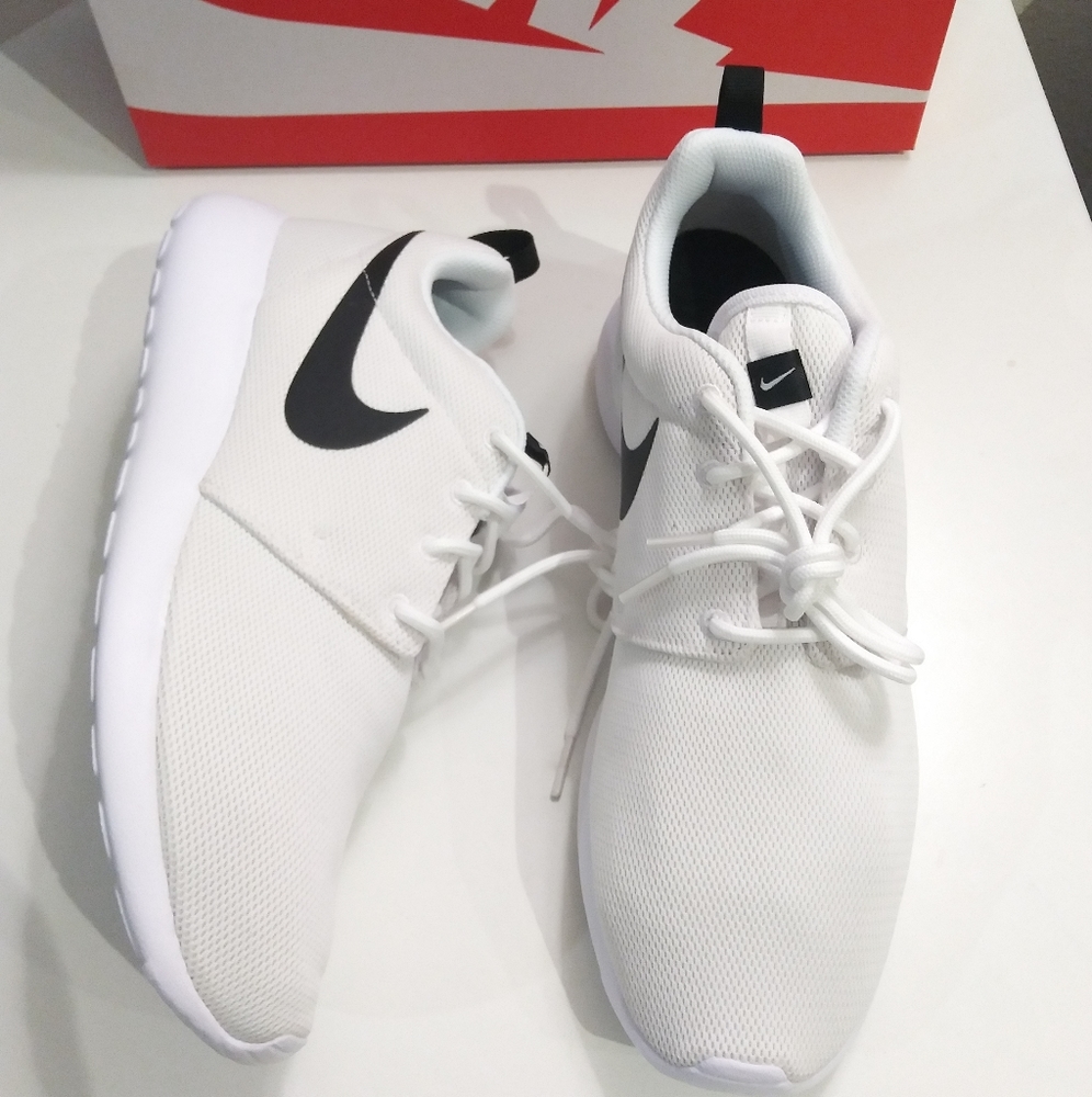 Womans Nike Roshe 'White Black'    size 11